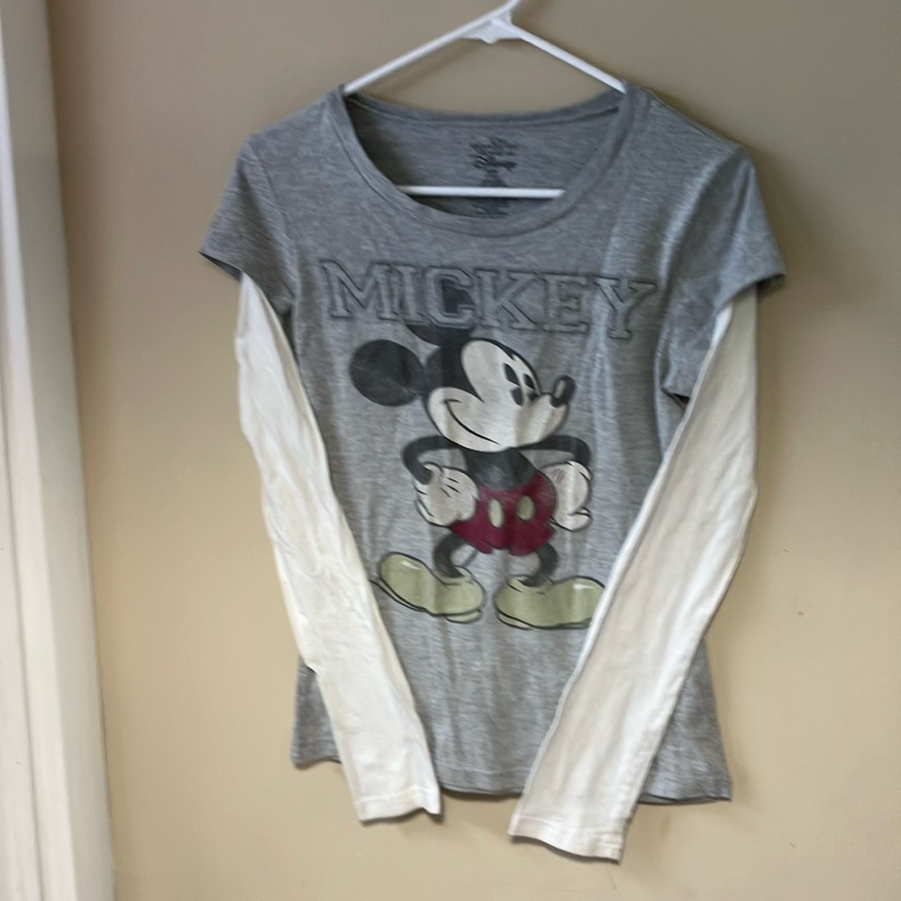 The wonderful world of Disney, M  juniors, 7/9 gray Mickey T-shirt.